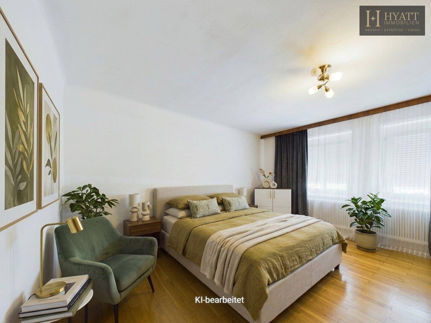 Helles Schlafzimmer mit Holzboden, bequemen Möbeln und Pflanzen.