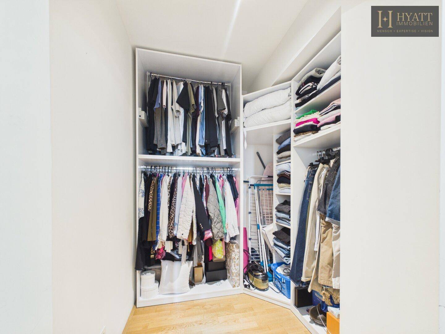 Praktischer begehbarer Kleiderschrank mit viel Stauraum und Organisationsmöglichkeiten.