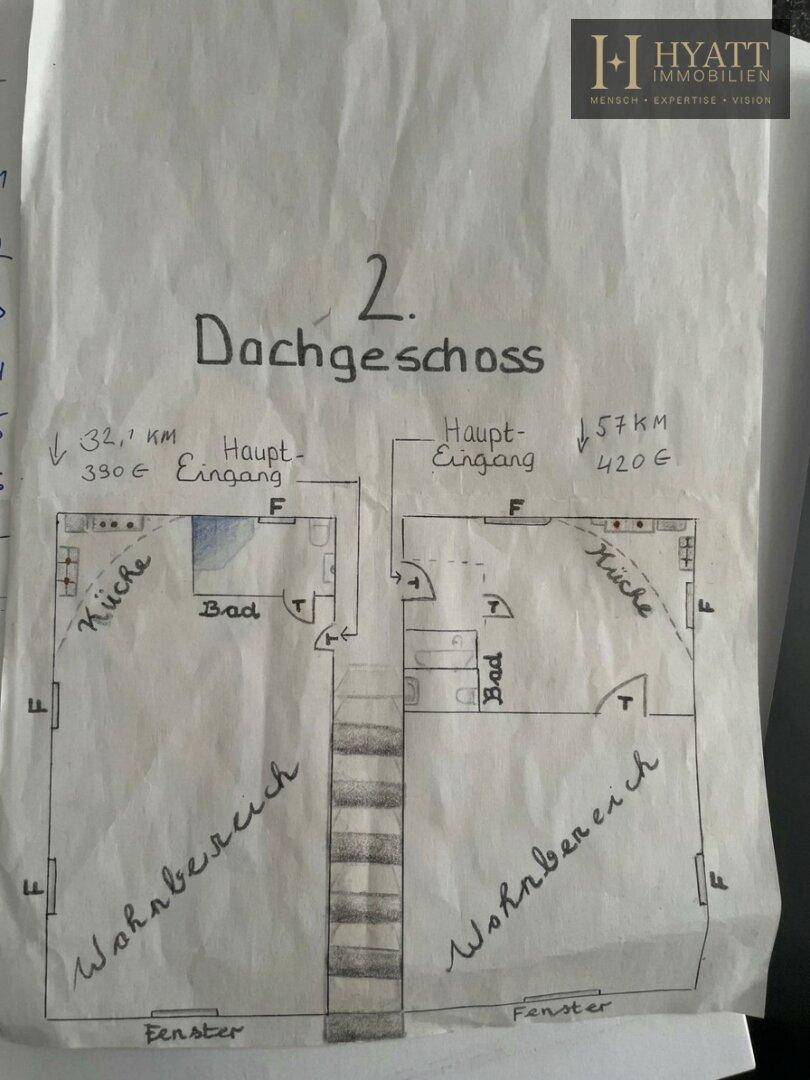 Handgezeichneter Grundriss des Dachgeschosses mit zwei separaten Wohneinheiten, Küchen und Bädern.
