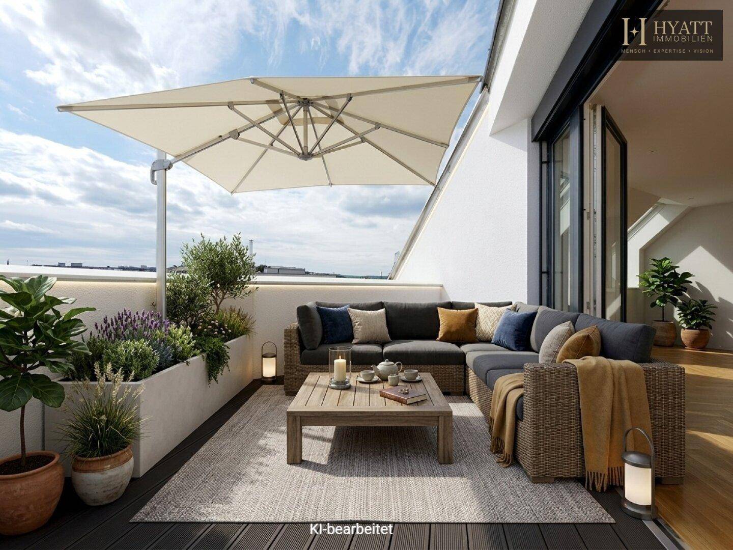 Gemütliche Terrasse mit Lounge-Möbeln, Sonnenschirm und Pflanzen für entspannte Stunden.