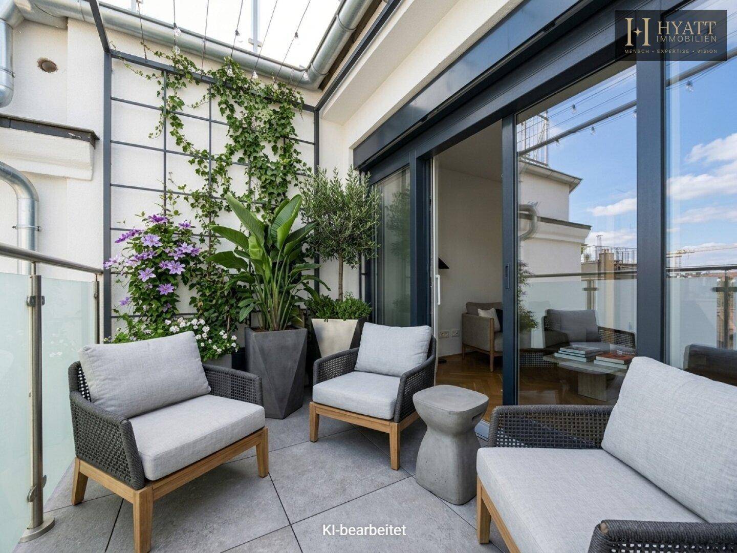 Gemütliche Terrasse mit Sitzgelegenheiten, Pflanzen und Blick auf die Stadt.