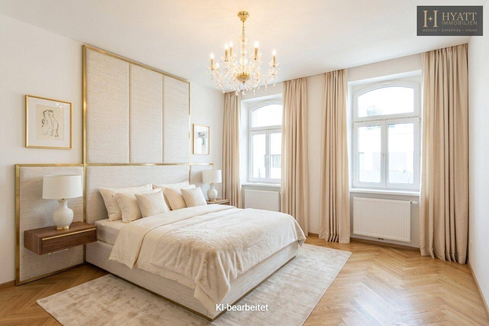 Elegantes Schlafzimmer mit großem Bett, Kronleuchter und Fischgrätparkettboden.