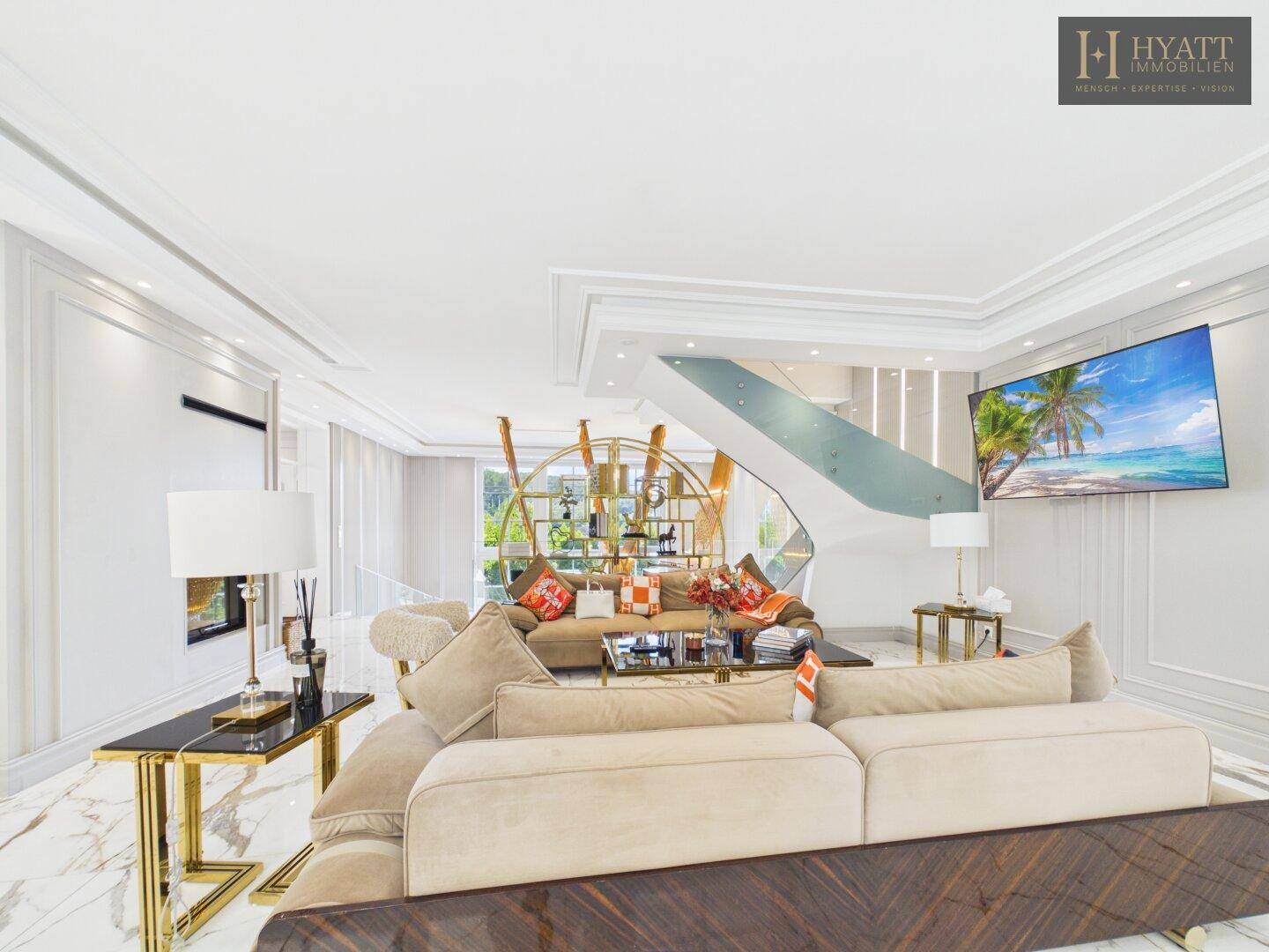 Luxuriöses Wohnzimmer mit Marmorboden, Kamin und eleganten Möbeln in warmen Farbtönen.