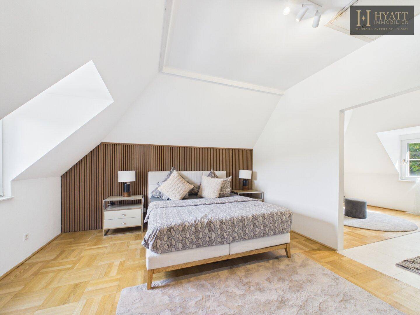 Modernes Schlafzimmer mit Holzboden, Holzwandpaneelen und Teppich.
