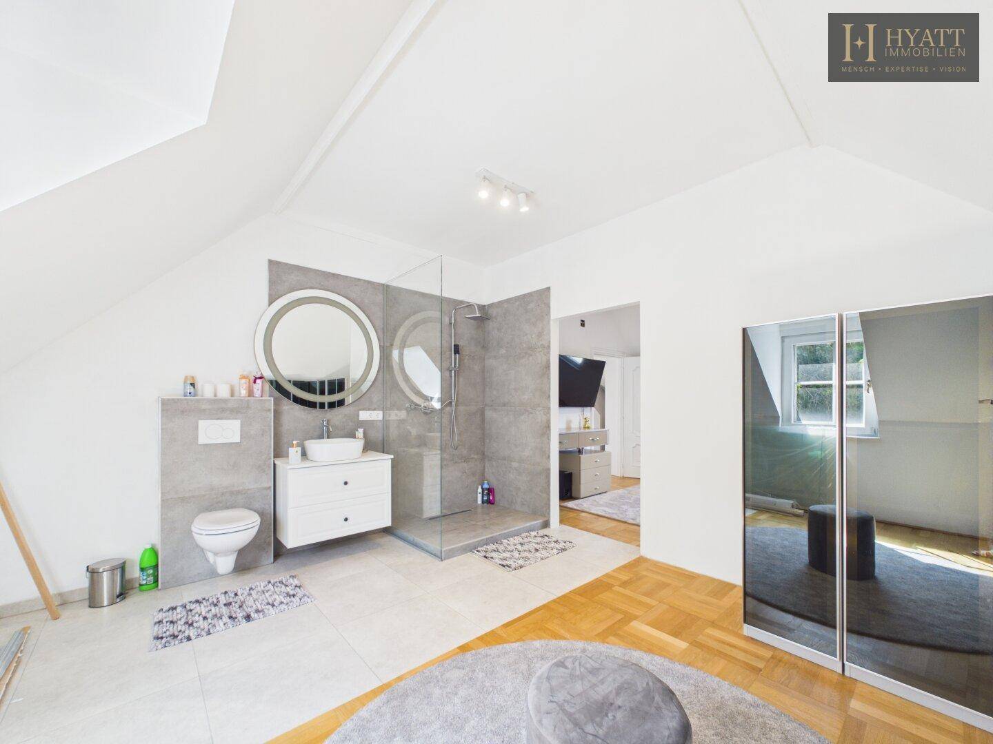 Modernes Badezimmer mit begehbarer Dusche, Doppelwaschbecken und Dachschräge.