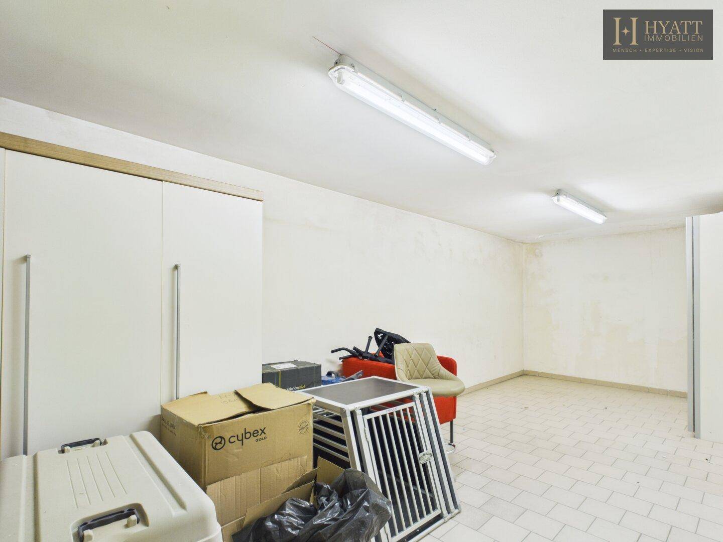 Geräumiger Abstellraum im Keller mit Fliesenboden und verschiedenen Lagergegenständen.