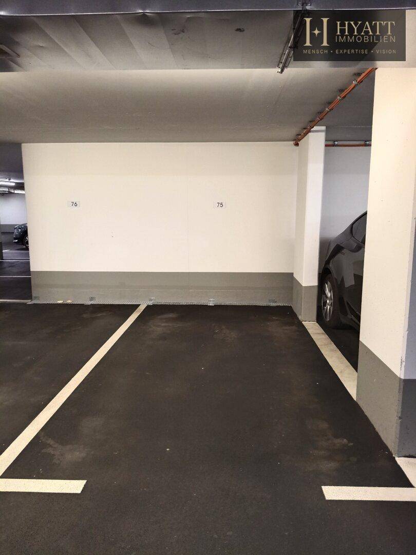 Tiefgaragenstellplatz mit klar markierten Linien und ausreichend Platz für ein Fahrzeug.