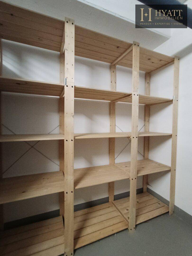 Detailansicht der robusten Holzregale in einem praktischen Abstellraum.