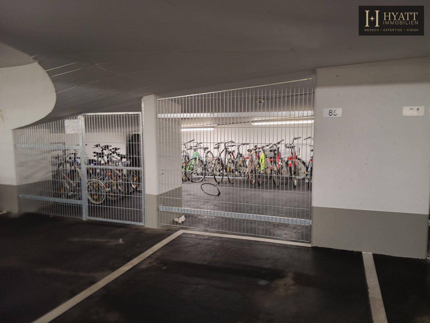 Sicherer Fahrradabstellraum in der Tiefgarage, durch Gittertüren geschützt.