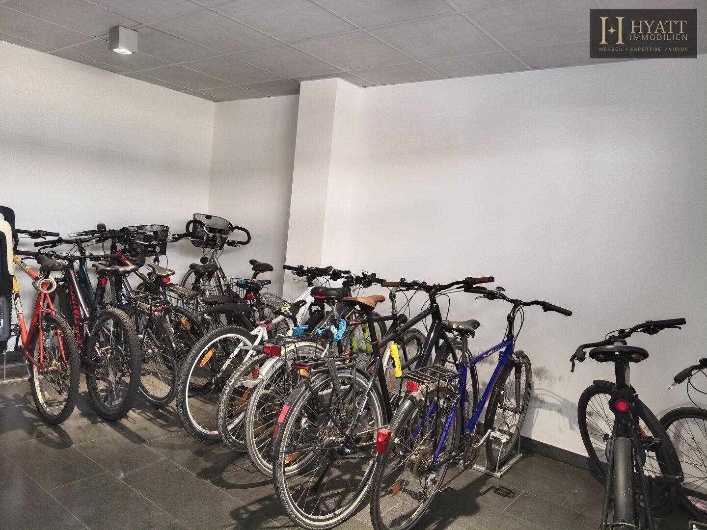 Zahlreiche Fahrräder ordentlich in einem speziellen Abstellbereich geparkt.