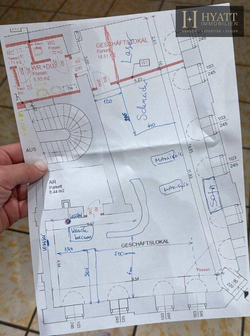 Grundriss eines Geschäftslokals mit separatem WC, Duschraum und Abstellraum, inklusive Treppenaufgang.