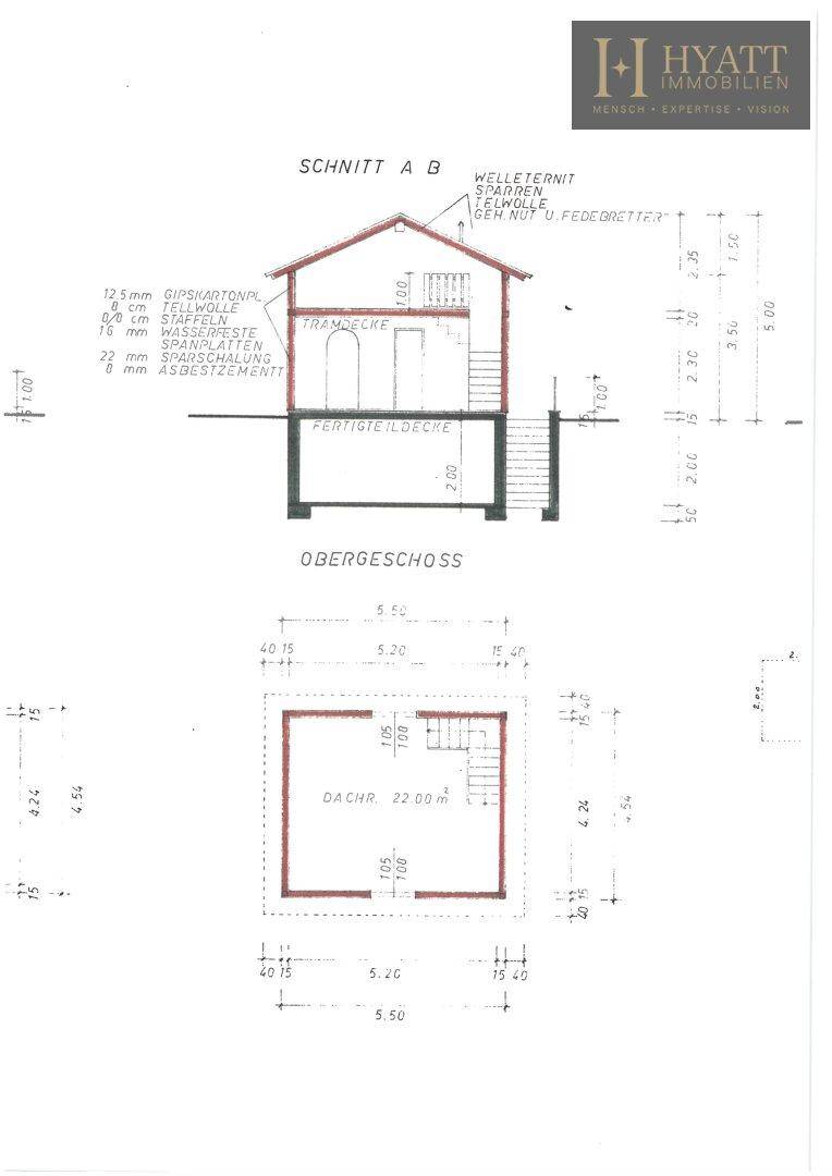 Schnittzeichnung und Grundriss des Obergeschosses mit Dachschrägen und Treppenverlauf.