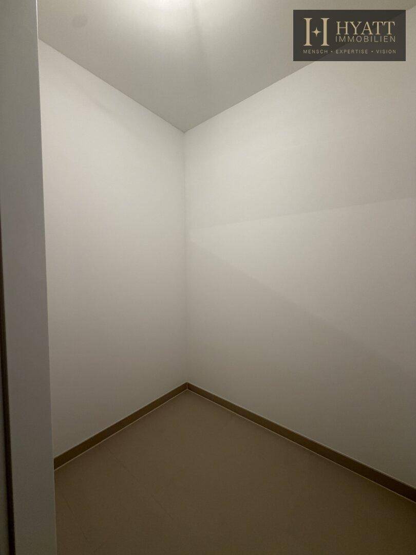Praktischer Abstellraum mit Fliesenboden, ideal für zusätzlichen Stauraum.