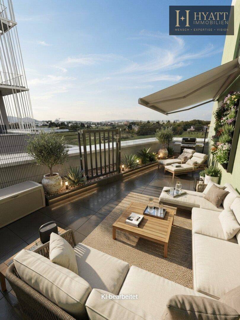 Großzügige, möblierte Terrasse mit bequemen Lounge-Möbeln, Pflanzen und Markise.