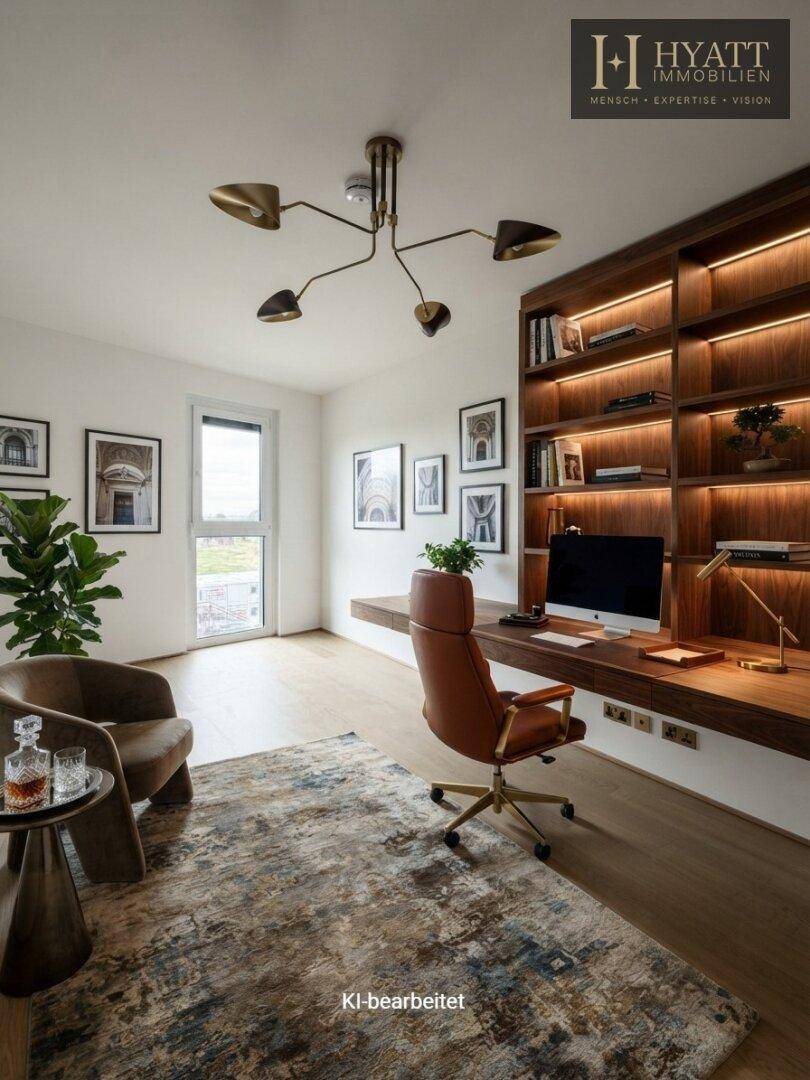 Stilvolles Arbeitszimmer mit maßgefertigtem Holzregal, Schreibtisch und viel natürlichem Licht.