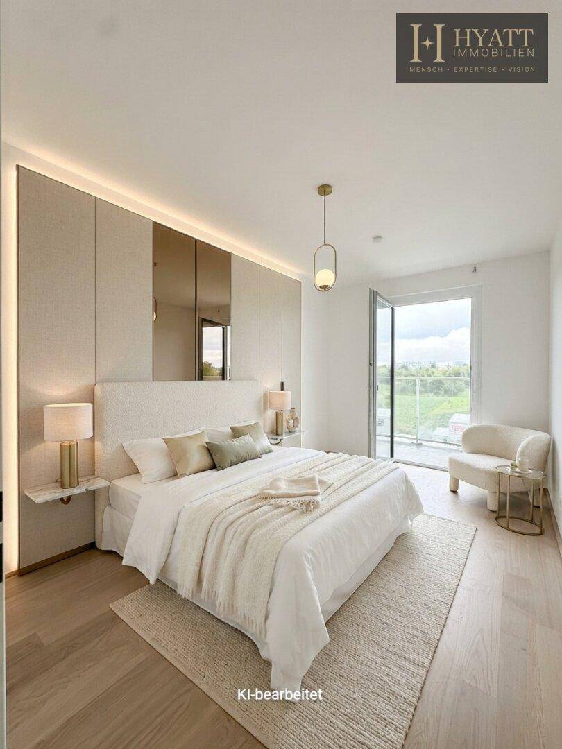 Elegantes Schlafzimmer mit großem Bett, stilvoller Wandverkleidung und Balkonzugang.