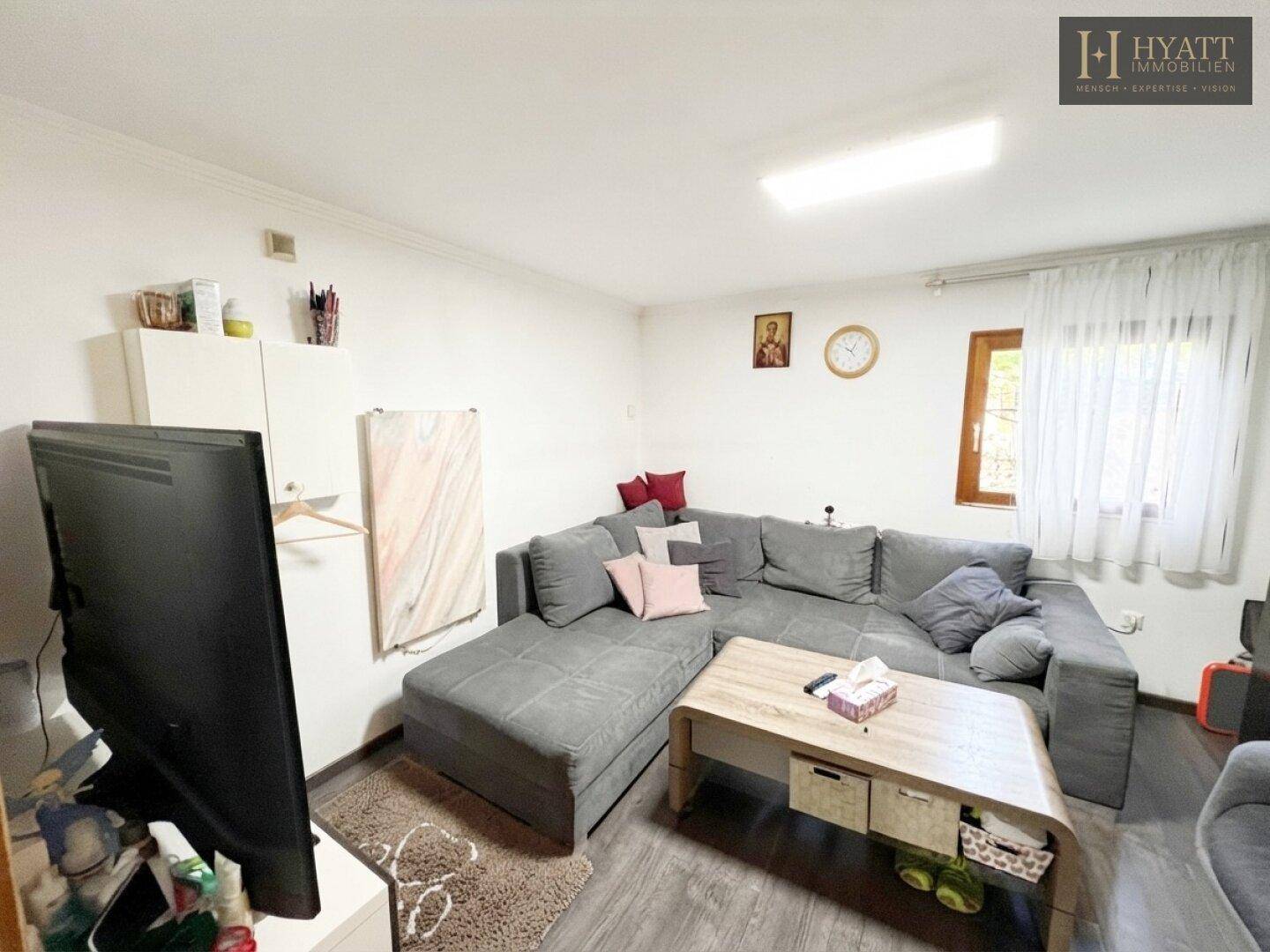 Gemütliches Wohnzimmer mit großem Ecksofa und modernem Couchtisch.