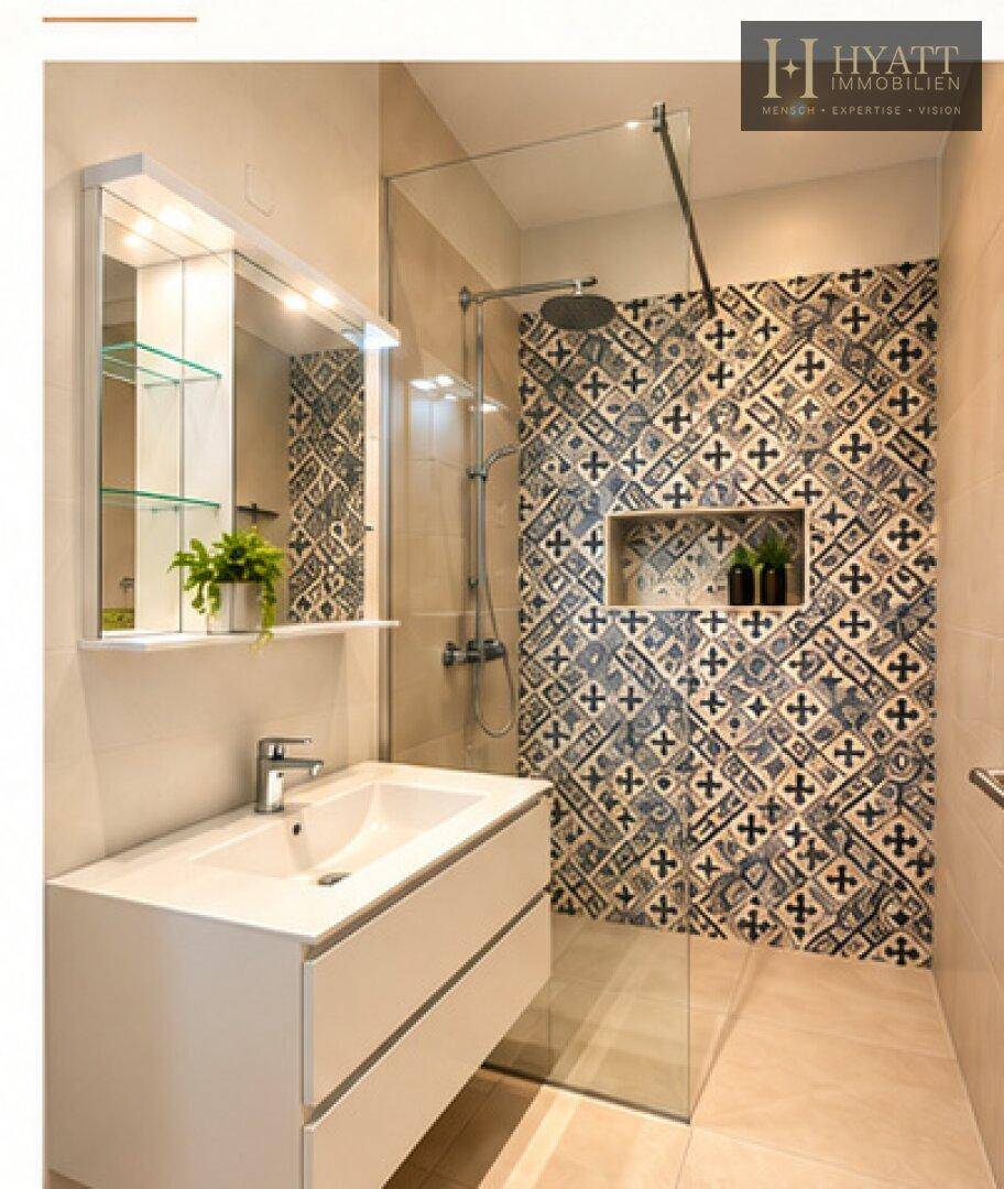 Modernes Badezimmer mit begehbarer Dusche, stilvollen Fliesen und einem Spiegelschrank.