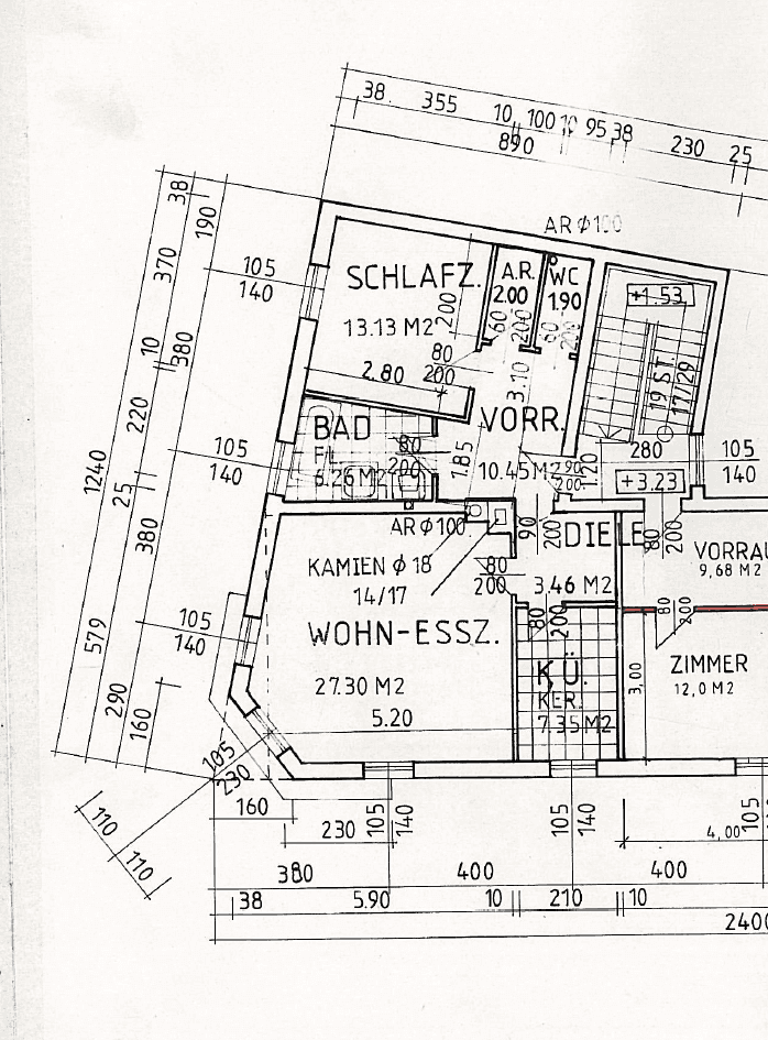 Grundrissplan einer Wohnung mit offenem Wohn-Essbereich, integriertem Küchenbereich, Schlafzimmer, Bad und Gäste-WC, inklusive Kamin.