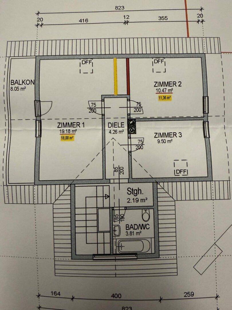 Grundriss des Obergeschosses mit drei Schlafzimmern, einem Bad und einem Balkon.