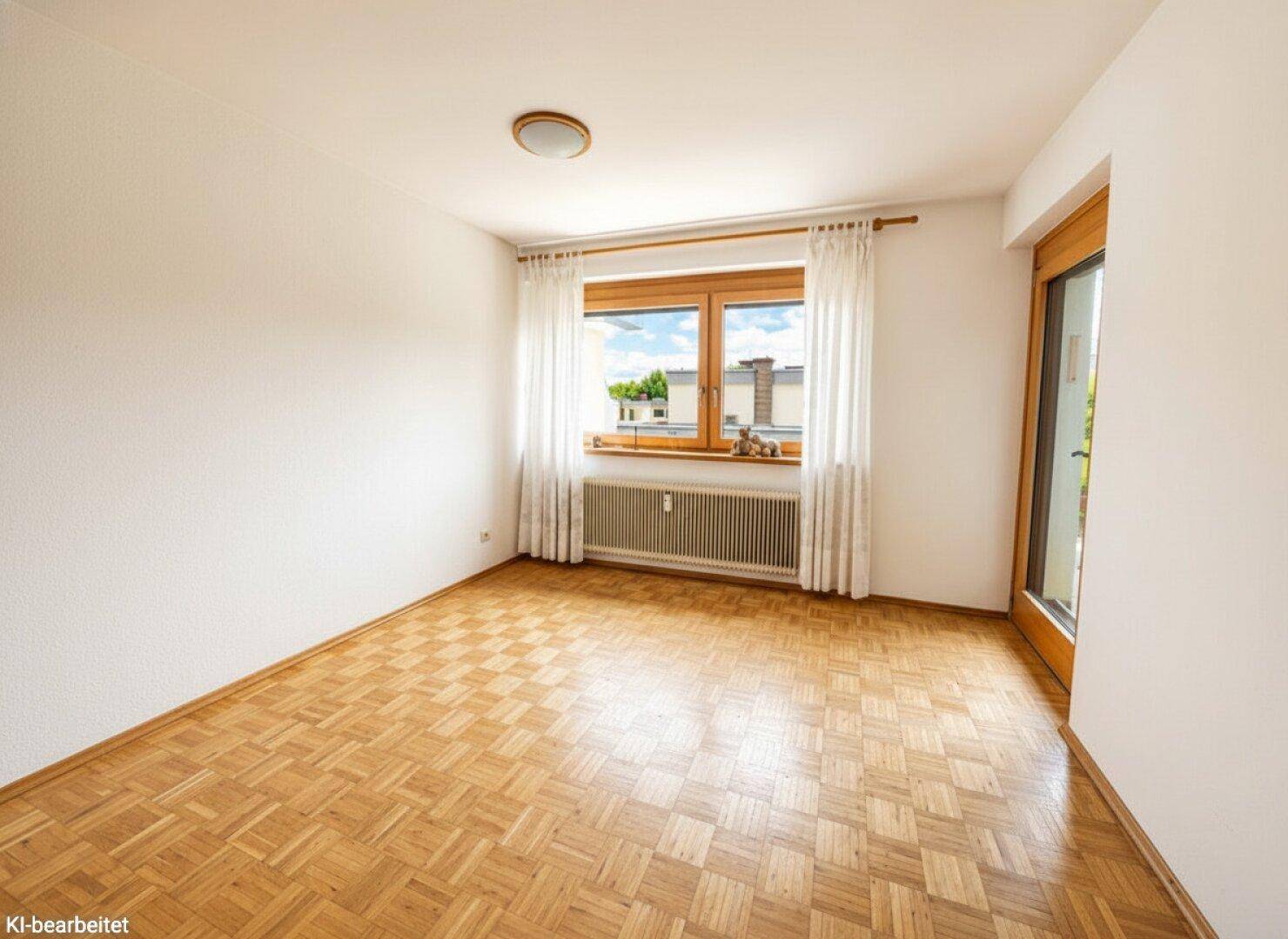 Helles Zimmer mit Parkettboden, großem Fenster und Zugang zu einem Balkon.