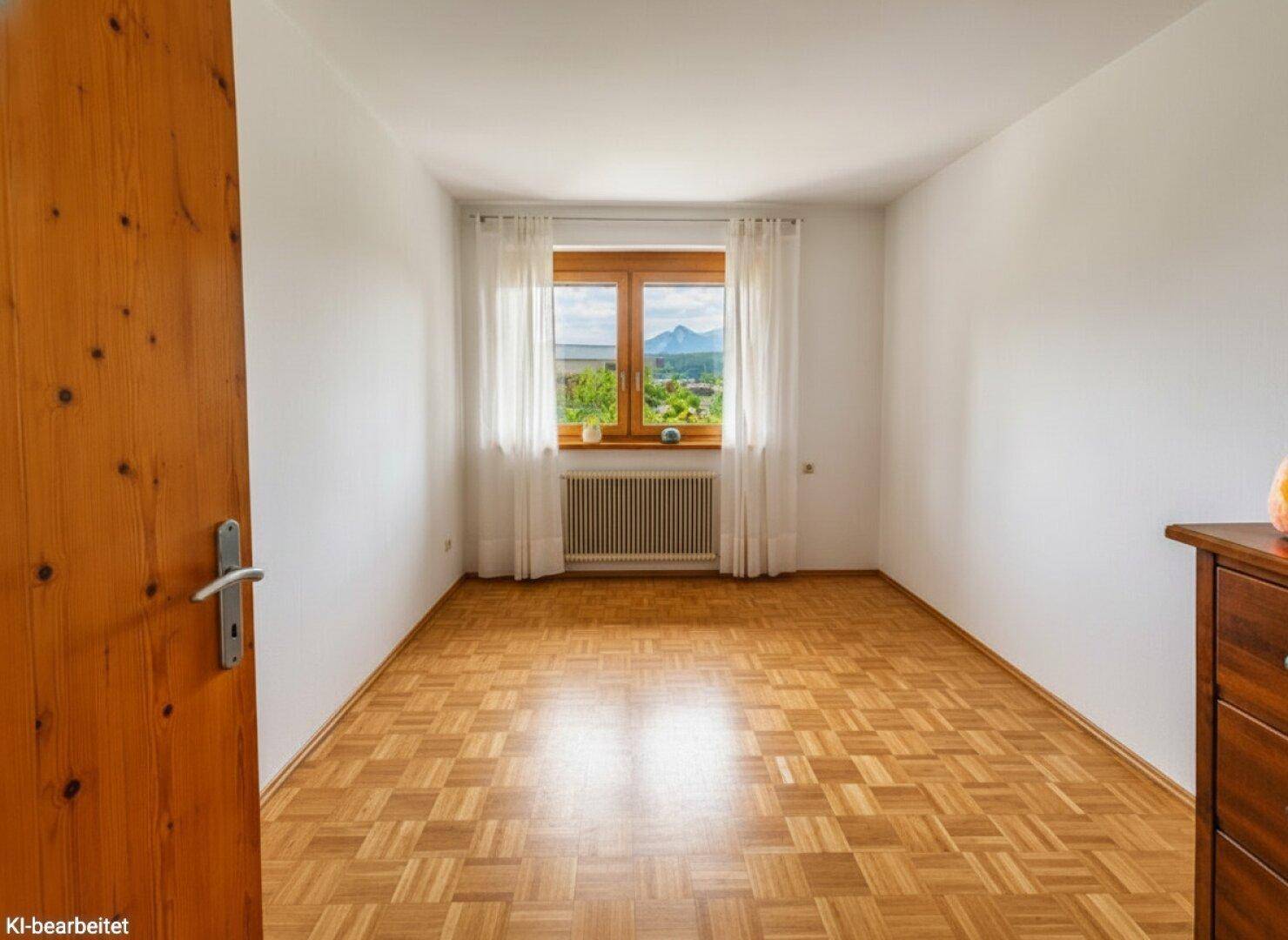 Ruhiges Schlafzimmer mit Parkettboden, hellen Wänden und Fenster mit Bergblick.