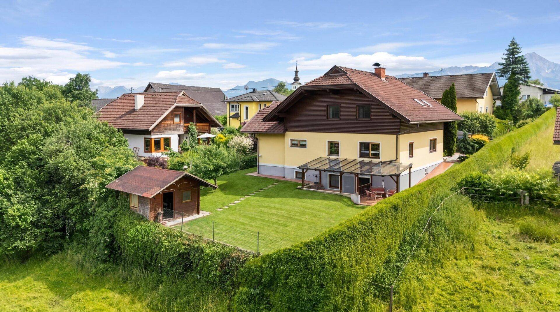 Gepflegtes Einfamilienhaus mit großem Garten, überdachter Terrasse und Bergblick in sonniger Lage.
