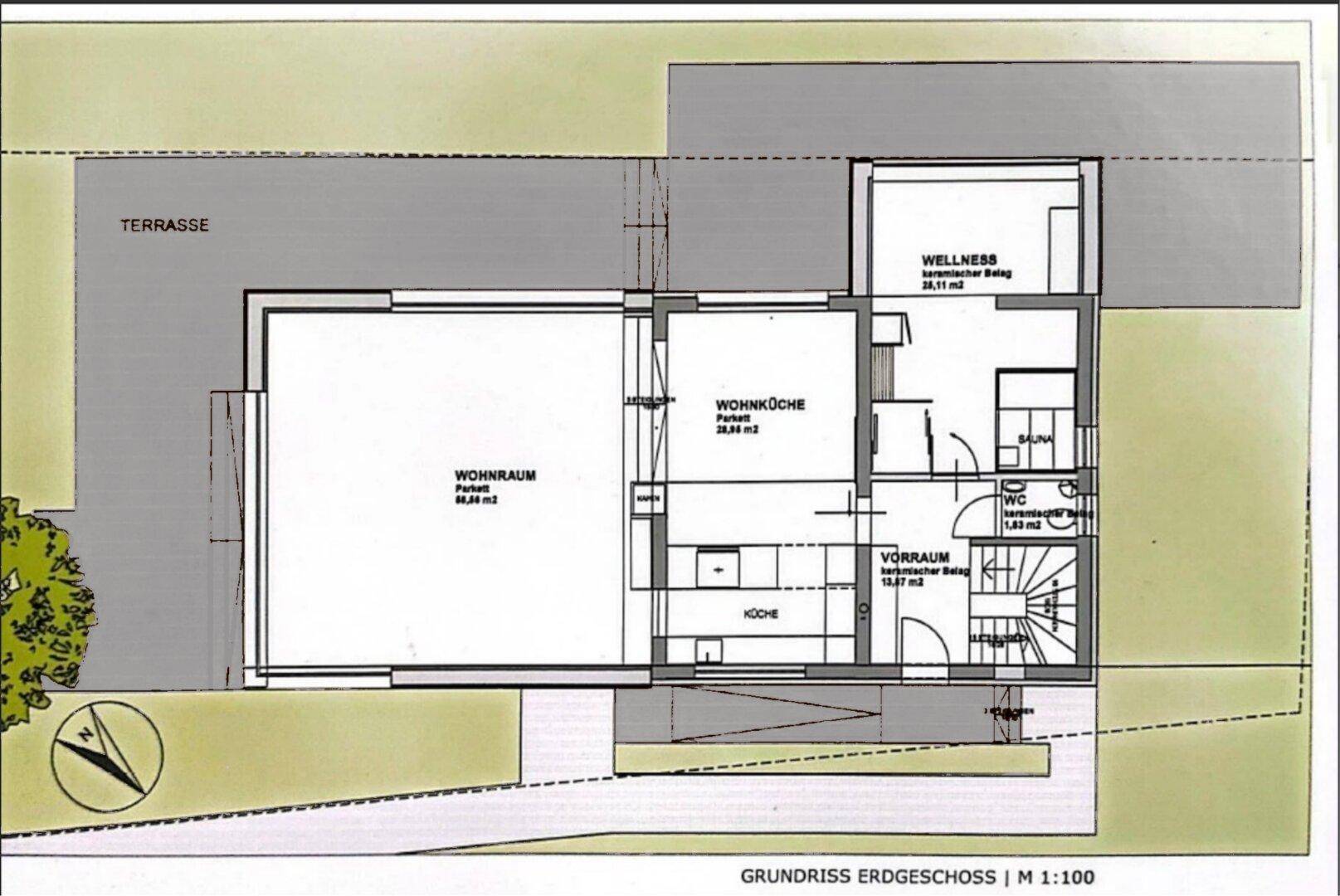 Grundriss des Erdgeschosses mit Wohnraum, Wohnküche und Wellnessbereich.