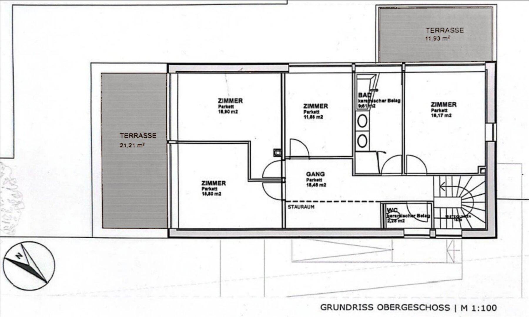 Grundriss des Obergeschosses mit mehreren Zimmern, Bad und Terrassen.