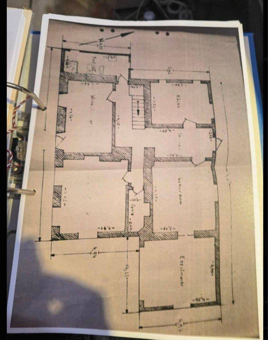 Historischer Grundriss des Erdgeschosses mit Raumaufteilung und Treppe.