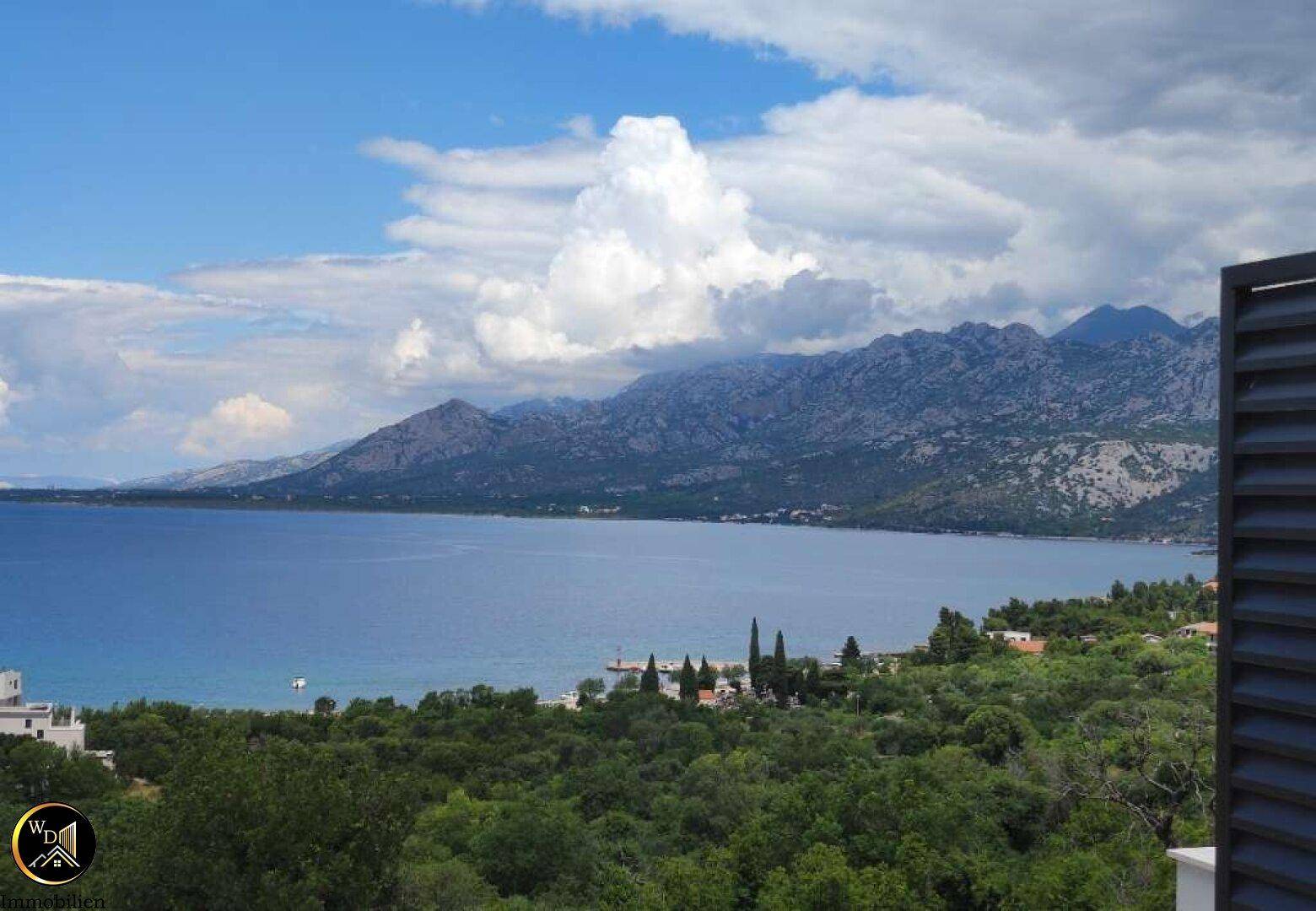 Spektakulärer Blick auf das Meer und die umliegende Berglandschaft.