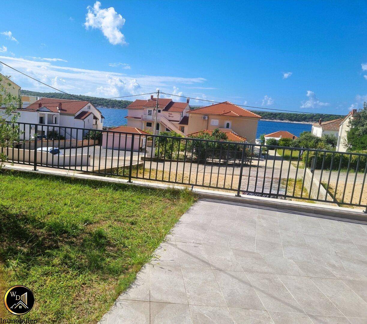 Panoramablick auf das Meer und die Küstenlandschaft von der Immobilie aus.