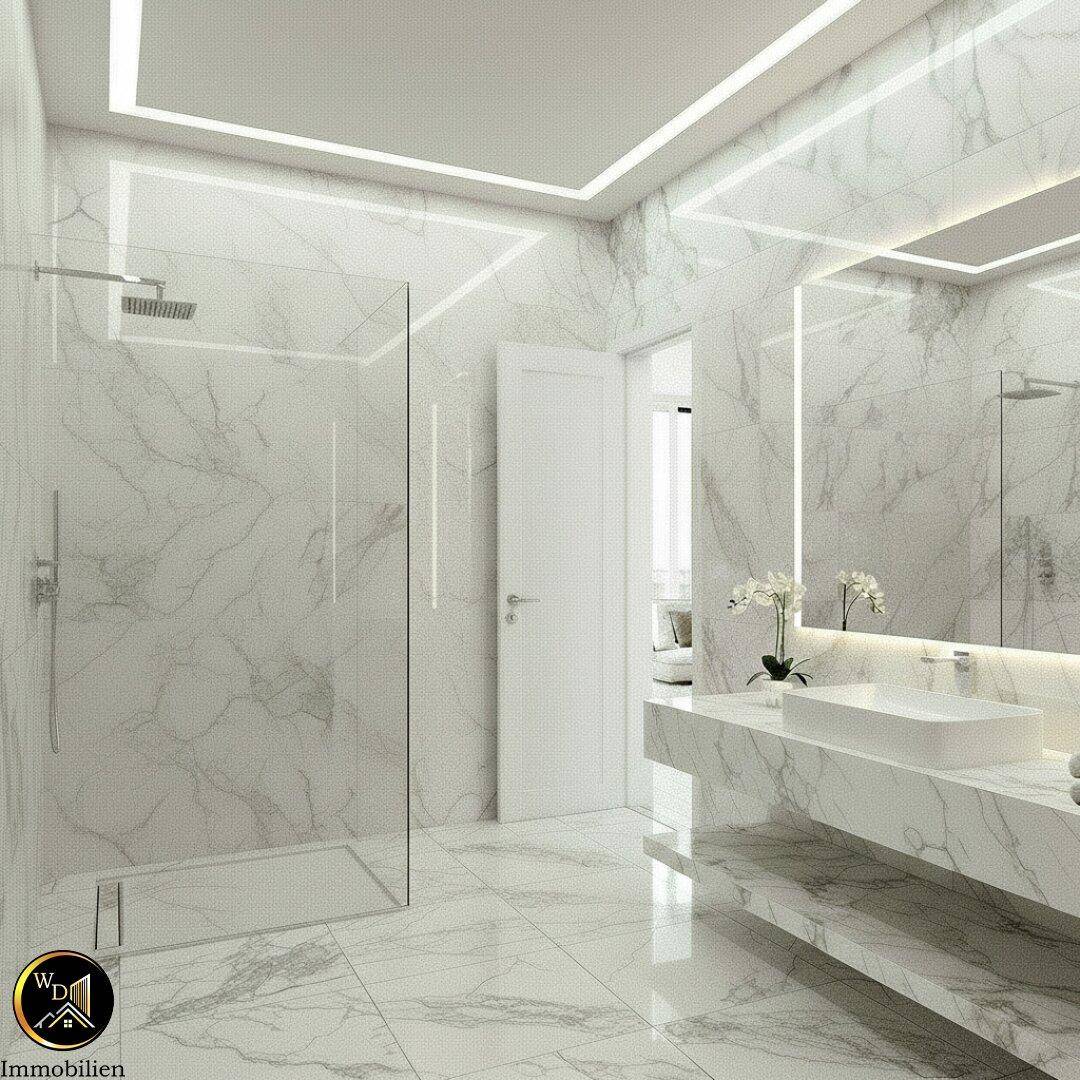 Luxuriöses Badezimmer mit Marmorfliesen, begehbarer Dusche und modernem Waschtisch.