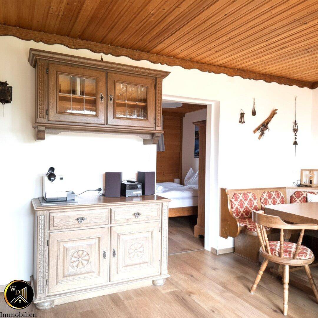 Gemütlicher Essbereich mit Holztisch, Eckbank und traditionellen Schränken.