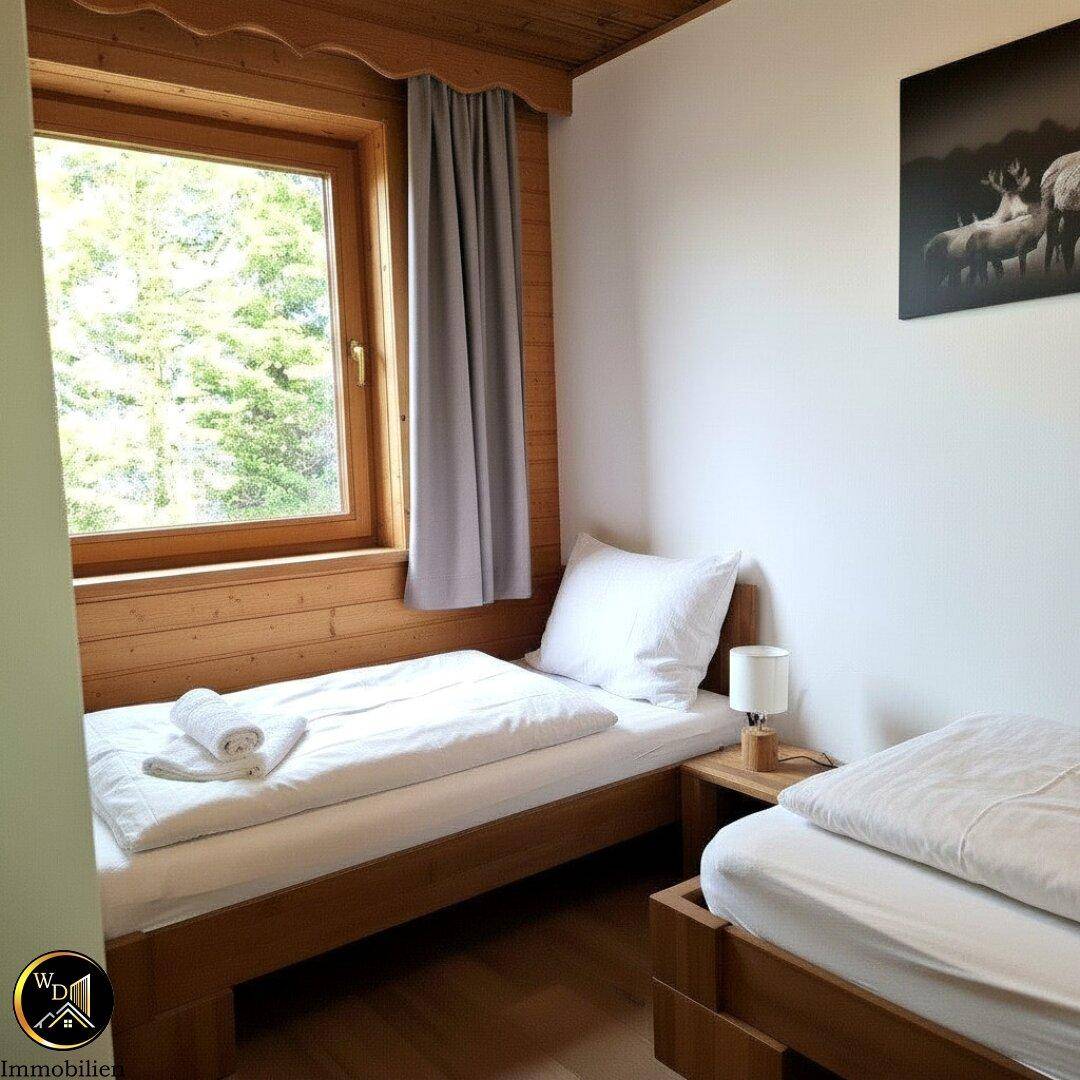 Helles Schlafzimmer mit zwei Einzelbetten, Holzvertäfelung und Fensterblick ins Grüne.