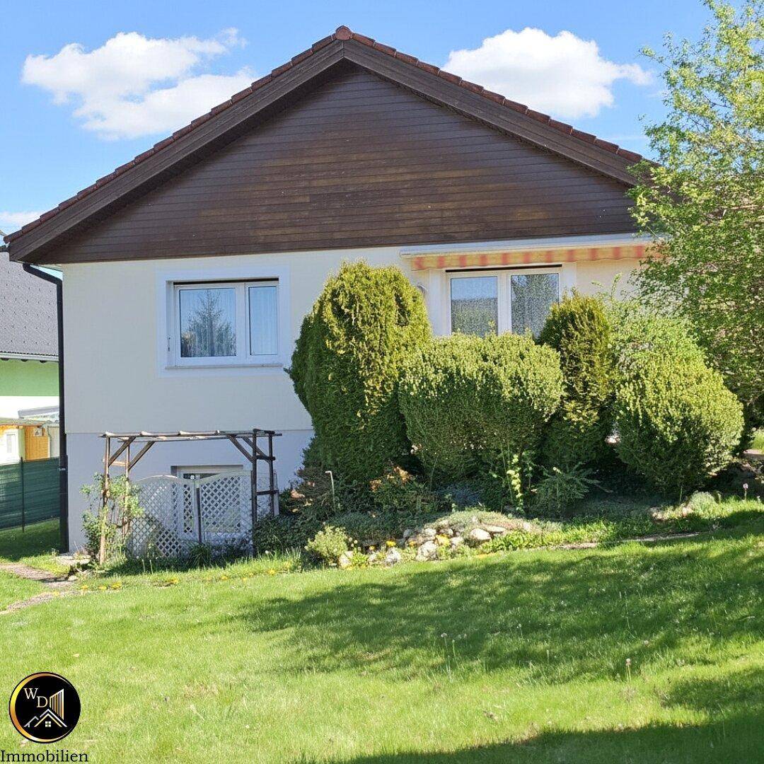 Einfamilienhaus am Land – hier wird der sonnige Garten zur Oase der Ruhe mit Sommerzauber im Gartenhäuschen. – pohled 3