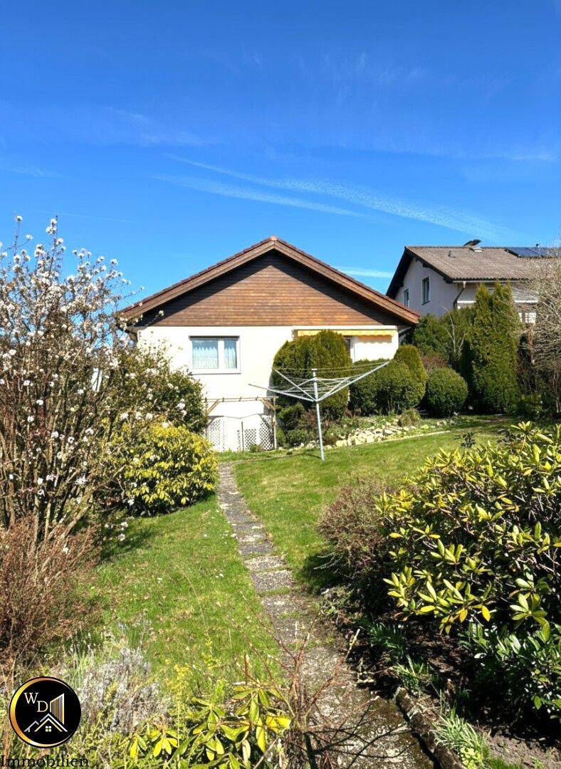 Einfamilienhaus am Land – hier wird der sonnige Garten zur Oase der Ruhe mit Sommerzauber im Gartenhäuschen. – pohled 4