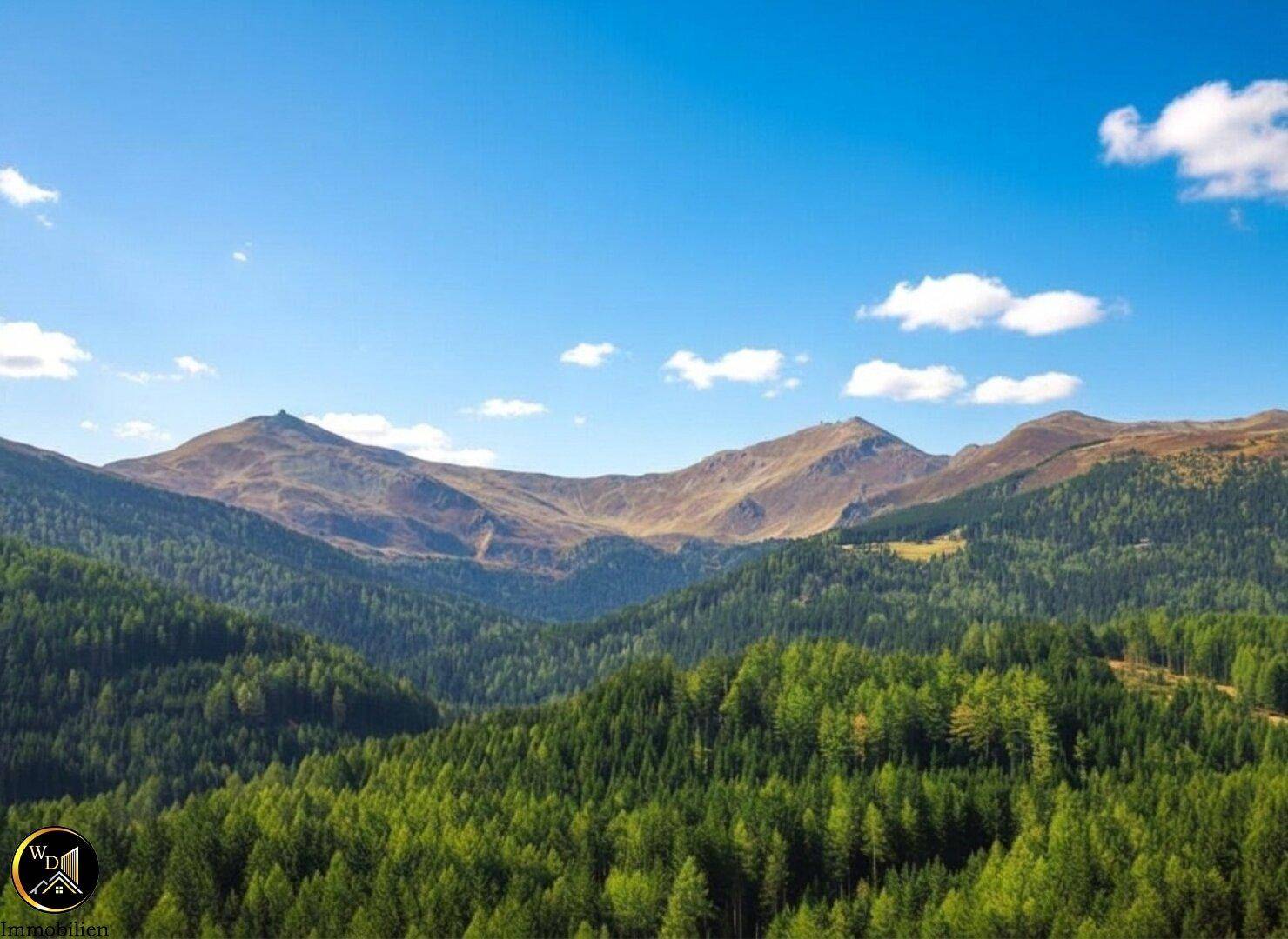 Majestätische Berglandschaft mit dichten Nadelwäldern unter strahlend blauem Himmel und wenigen Wolken.