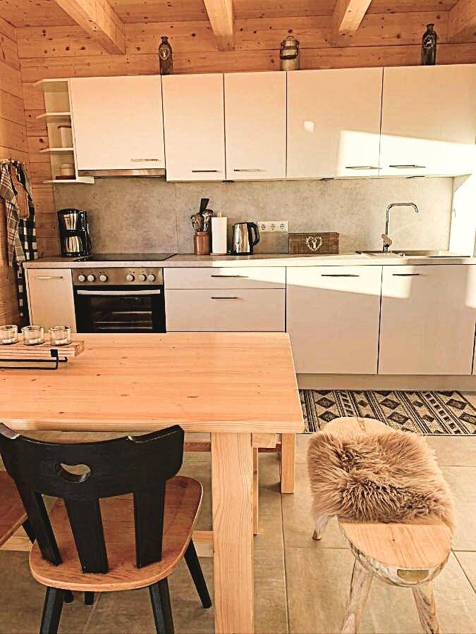 Almresi Wohnzimmer Blick auf Küchenblock