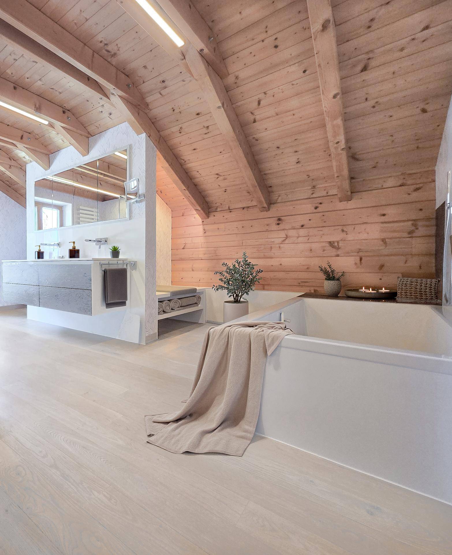 Modernes Badezimmer im Dachgeschoss mit freistehender Badewanne, Doppelwaschbecken und Holzwänden.