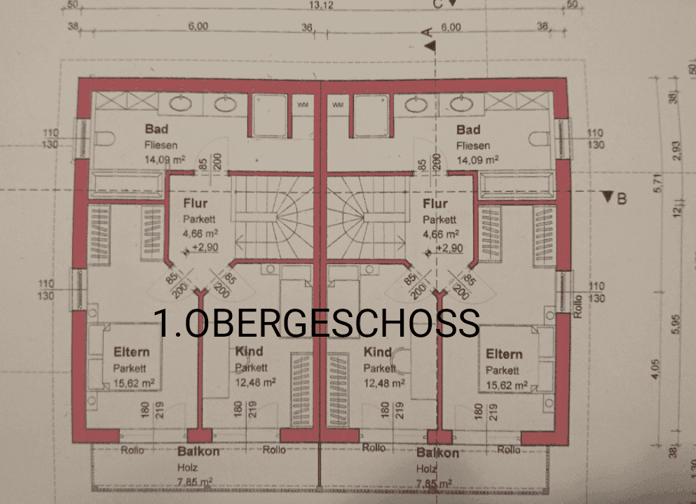 Grundriss des ersten Obergeschosses mit Schlafzimmern, Bädern und Balkonen für zwei Wohneinheiten.