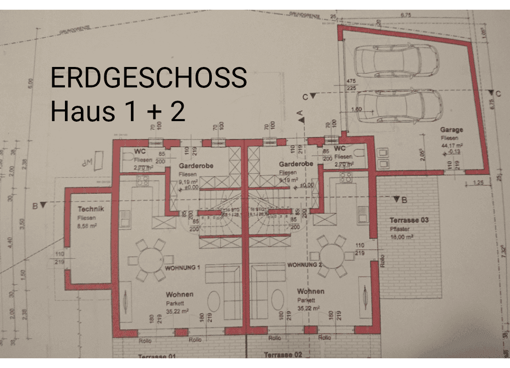 Grundriss des Erdgeschosses für zwei Doppelhaushälften mit Wohnbereichen und Garagen.