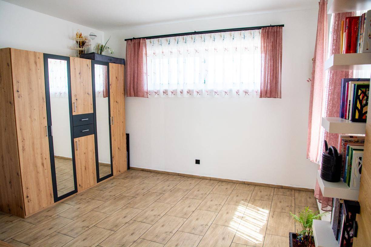 Geräumiges Schlafzimmer mit großem Spiegelschrank und viel Platz.