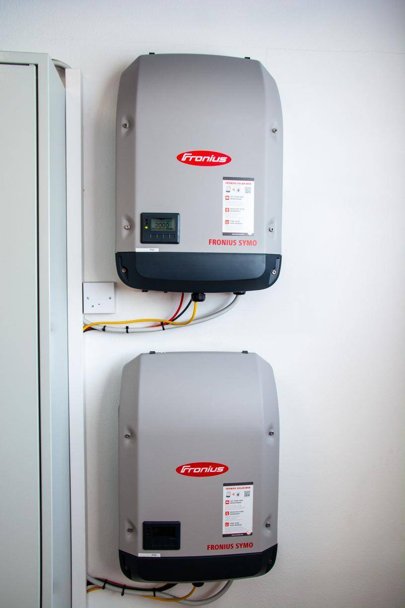 Zwei Fronius Symo Wechselrichter für Photovoltaikanlage an der Wand montiert.
