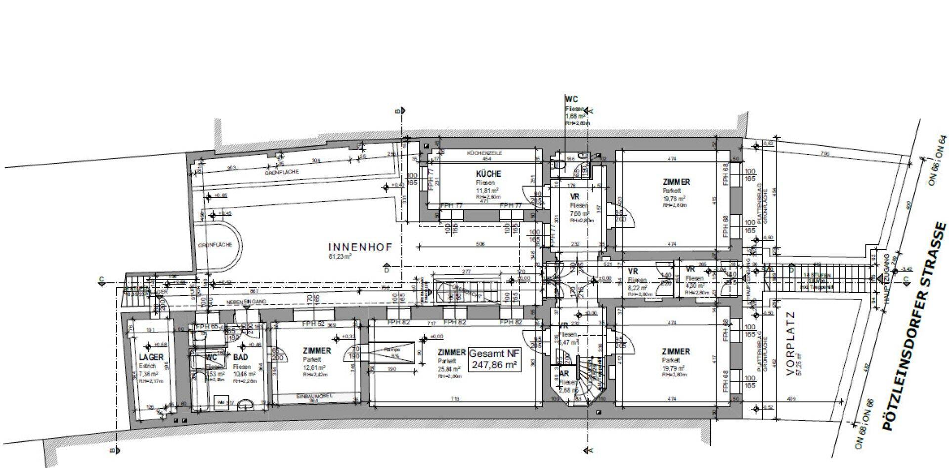 Grundriss des Erdgeschosses mit Innenhof, mehreren Zimmern und Badezimmern.