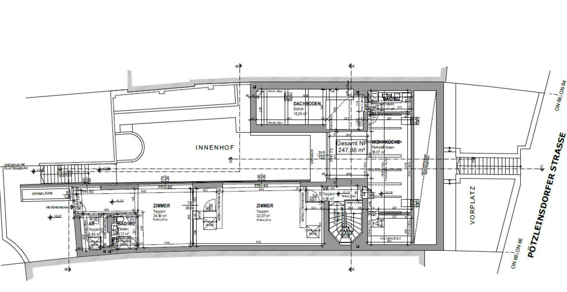 Grundriss des Obergeschosses mit Dachboden, Zimmern und Zugang zum Innenhof.