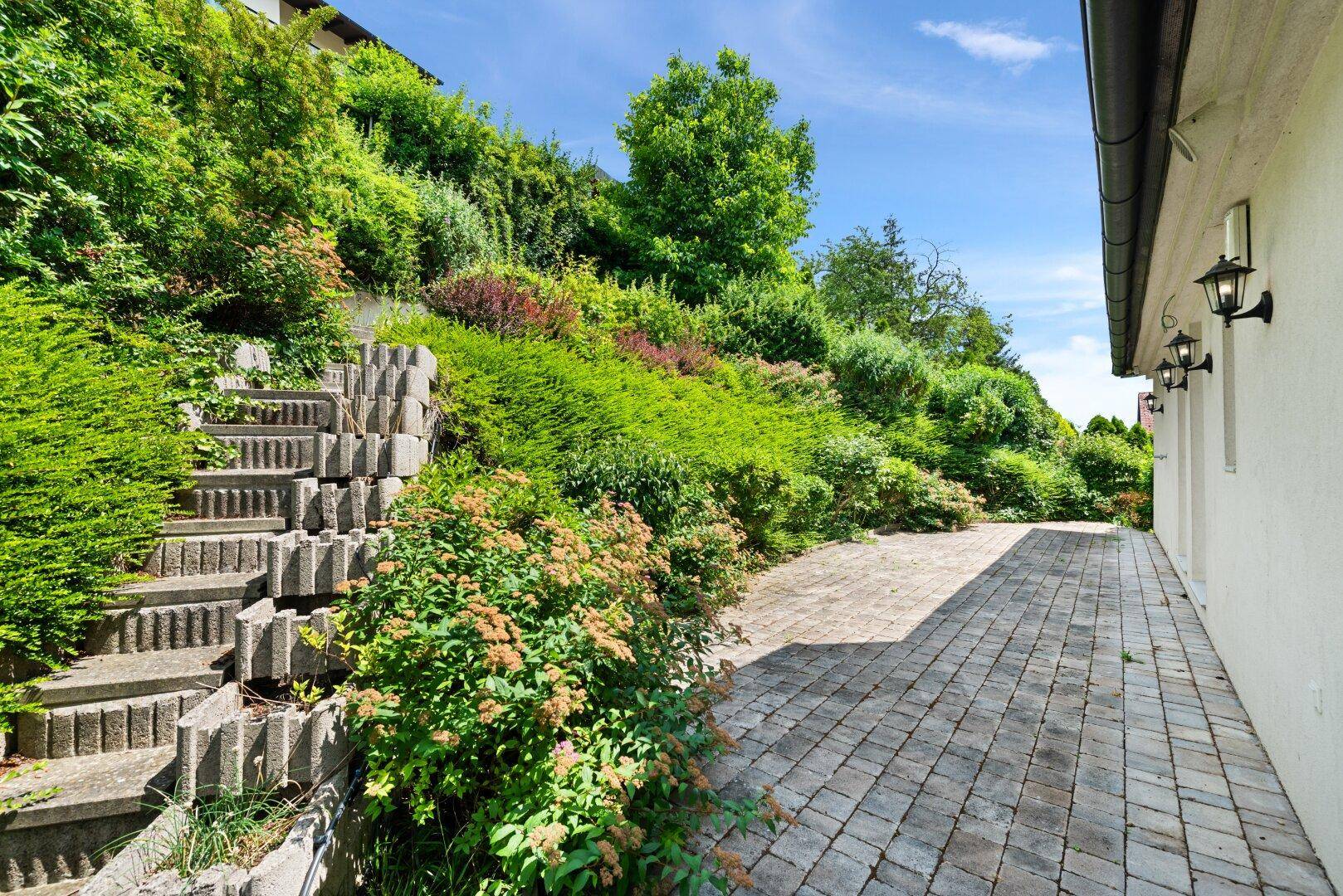 OG-hintere Terrasse zum Garten