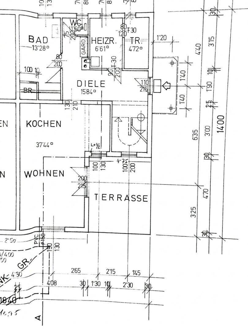 Grundrissplan des Erdgeschosses mit Küche, Wohnbereich und Terrasse.