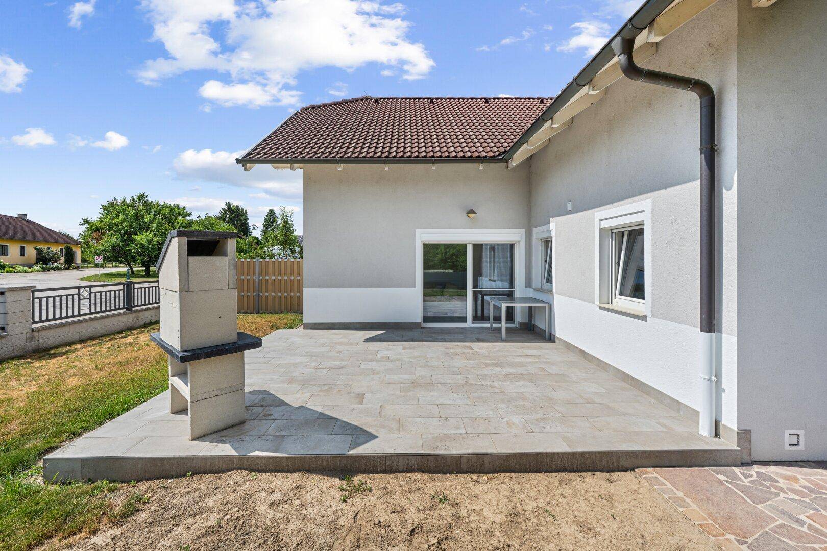Geräumige Terrasse mit Außenkamin und direktem Zugang zum Haus.