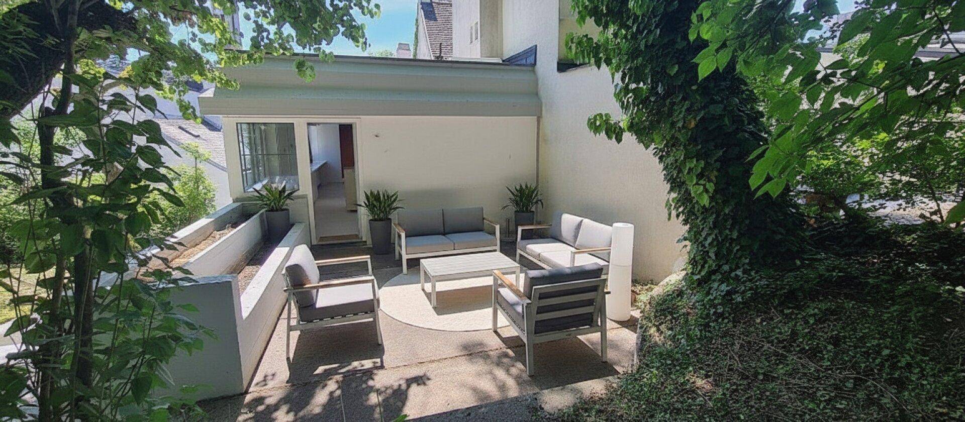 Terrasse im Obergeschoss, Stagingbeispiel (KI-generiert)